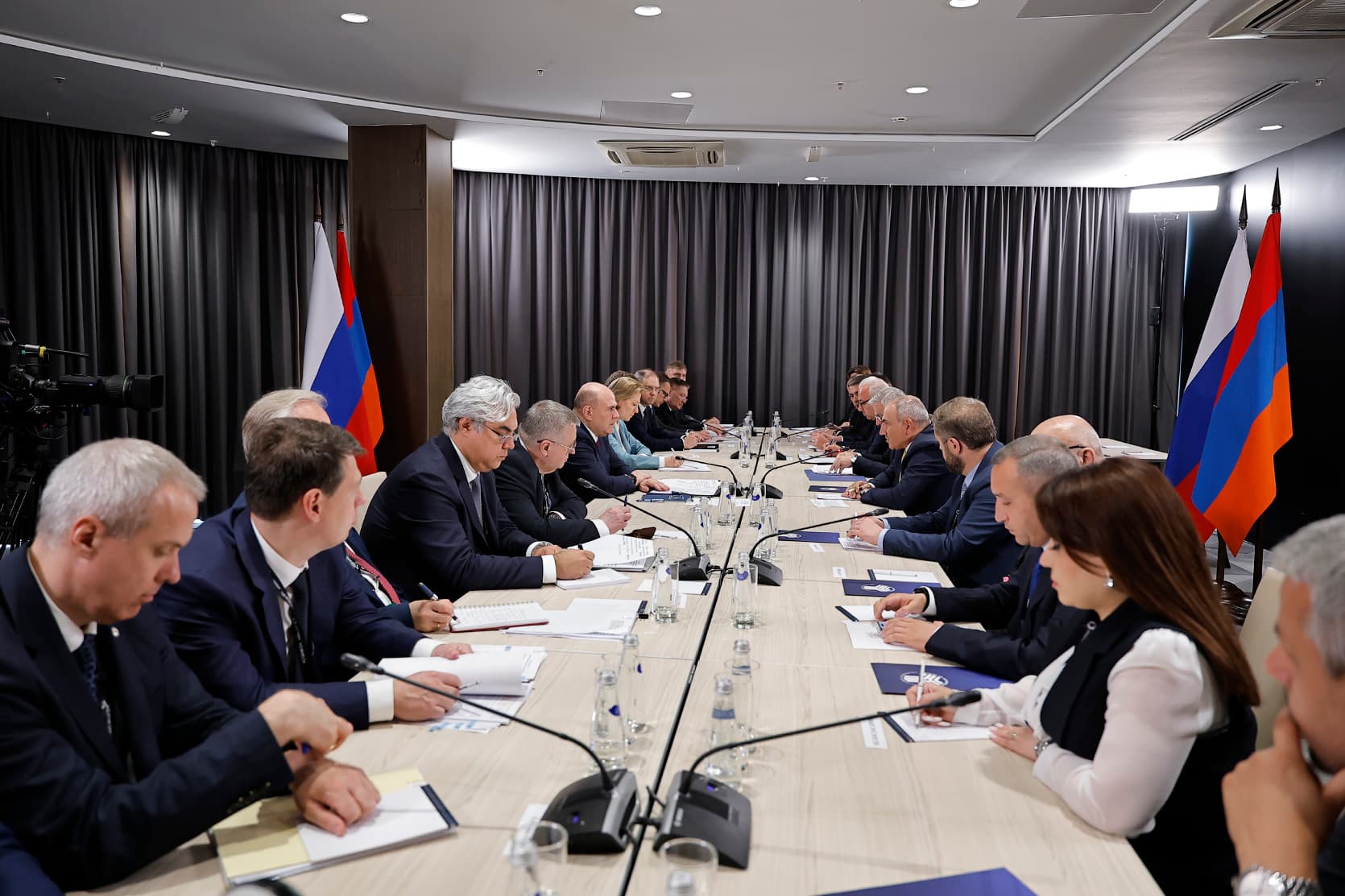 Pashinyan and Mishustin Meet as Russian-Armenian Trade Slides